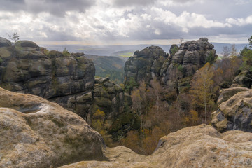 surrounded by rocks - umringt von Felsen