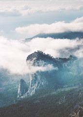 Góry Skaliste szczyt urwisko i chmury mglisty Krajobraz Podróż widok z lotu ptaka spokojne mgliste krajobrazy - 182146815