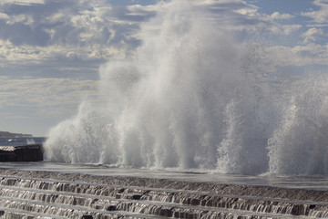  large waves breaking on the shore