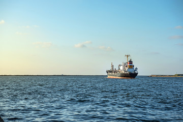 出港するタンカー