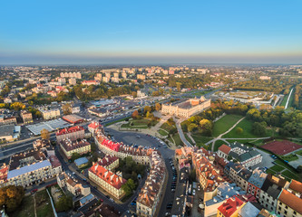 Lublin - krajobraz miasta z powietrza. Stare miasto i zamek Lubelski, oraz dzielnica Kalinowszczyzna w tle widziane z lotu ptaka. © art08