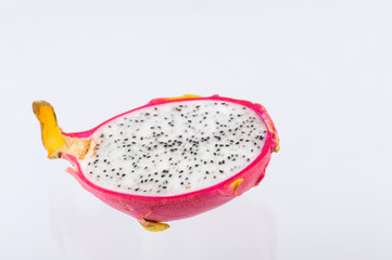 Halbierte Drachenfrucht, isoliert auf weiß