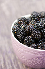 Fototapeta na wymiar Fresh BlackBerry. Garden blackberries in the bowl, close up.