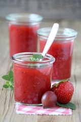 Erdbeerkonfitüre mit Stachelbeeren