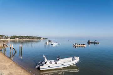 Fototapeta na wymiar BASSIN D'ARCACHON (France), port ostréicole de Piraillan