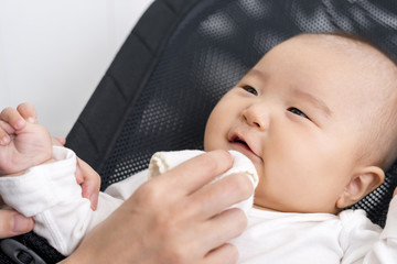 赤ちゃんの口を拭く