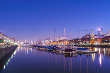Fototapeta na wymiar boats and buildings in city at night