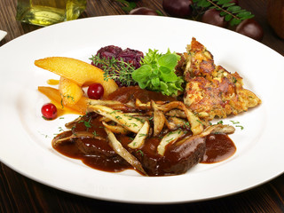 Rehbraten mit Steinpilze und Rotkohl