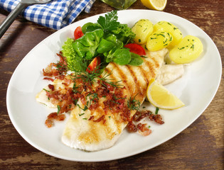 Schollenfilets mit Speck und Kartoffeln