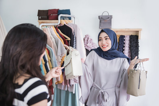 shop assistant help customer to choose