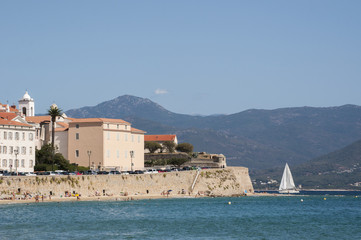 Corsica, 01/09/2017: lo skyline di Ajaccio, famosa città sulla costa sud della Corsica, e il suo...