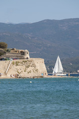 Corsica, 01/09/2017: lo skyline di Ajaccio, famosa città sulla costa sud della Corsica, e il suo lungomare con vista sul Mar Mediterraneo e la spiaggia