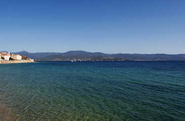 Corsica, 01/09/2017: lo skyline di Ajaccio, famosa città sulla costa sud della Corsica, e il suo lungomare con vista sul Mar Mediterraneo e la spiaggia