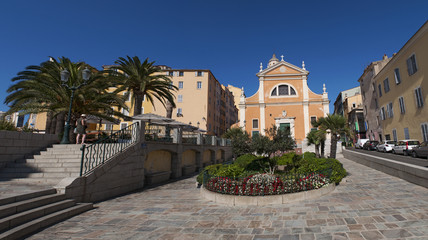 Fototapeta na wymiar Corsica, 01/09/2017: vista della Cattedrale di Ajaccio, nota come la Cattedrale di Nostra Signora dell'Assunzione, chiesa cattolica nel centro della città medievale della Corsica del sud