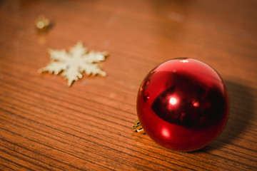 Obraz na płótnie Canvas red ball for christmas with snow flake