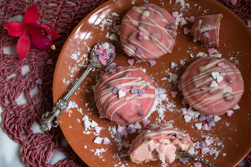 Rosa verzuckerte kleine Törtchen, eine süße Versuchung