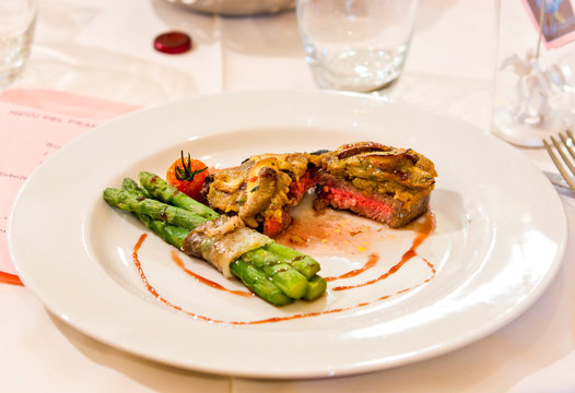 beef fillet with mushrooms and asparagus