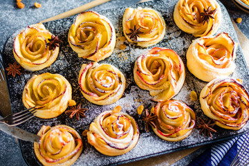 Gebackene Apfel Rose mit Eis 