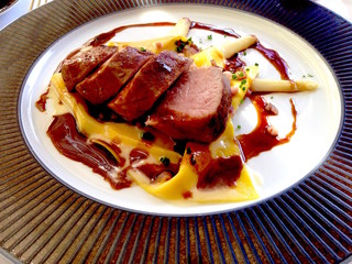 Quasi de veau rôti, asperges blanches © Jeanluc