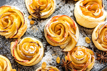 Gebackene Apfel Rose mit Eis 