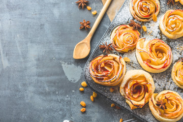 Gebackene Apfel Rose mit Eis 