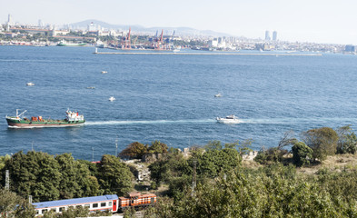 Fototapeta na wymiar Il Bosforo. Lo stretto che collega il Mar Nero al Mar di Marmara e segna il confine meridionale tra il continente europeo e quello asiatico.