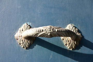 Poignée de porte en fer forgé à motif de feuille et fleur