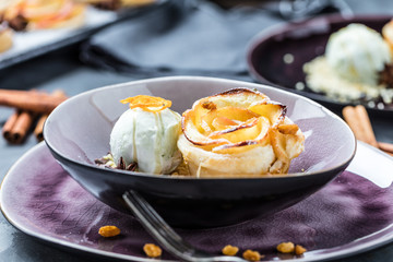 Gebackene Apfel Rose mit Eis 
