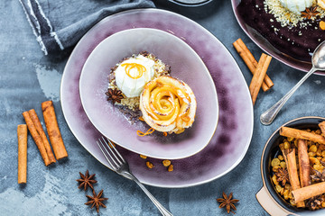 Gebackene Apfel Rose mit Eis 