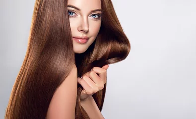 Cercles muraux Salon de coiffure Belle fille brune aux cheveux longs et lisses. Une femme avec une coiffure droite saine