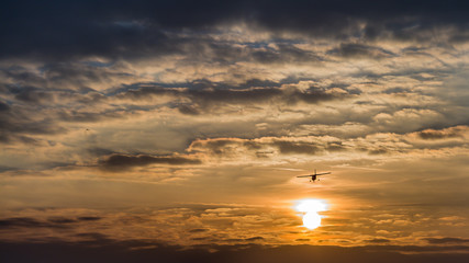 Flugzeug landet bei Sonnenuntergang