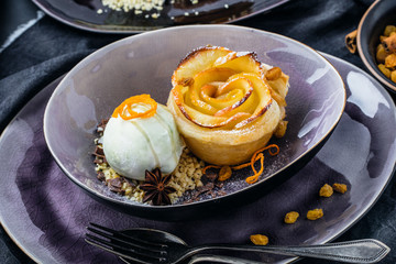 Gebackene Apfel Rose mit Eis 