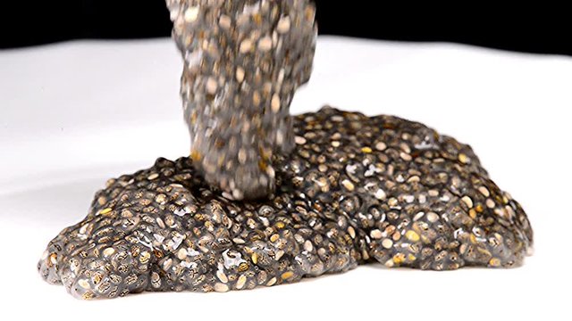 Chia Saat l&auml;uft auf einen Drehteller
