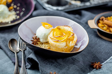 Gebackene Apfel Rose mit Eis 