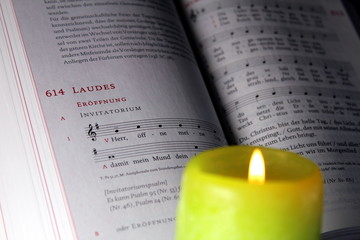 Abendgebet bei Kerzenschein
