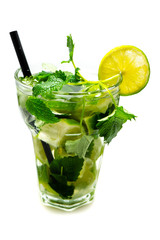 Mojito Cocktail isoliert freigestellt auf weißen Hintergrund, Freisteller
