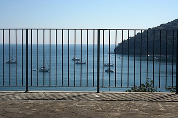 Paesaggio marino dietro inferriata