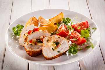 Stuffed chicken fillets and vegetables 