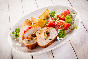 Stuffed chicken fillets and vegetables 