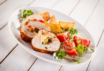 Stuffed chicken fillets and vegetables 