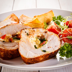 Stuffed chicken fillets and vegetables 