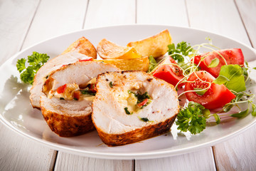 Stuffed chicken fillets and vegetables 