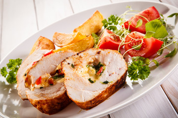 Stuffed chicken fillets and vegetables 