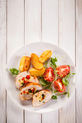Stuffed chicken fillets and vegetables 