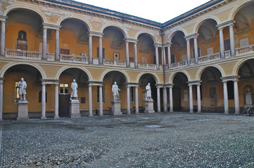 Fototapeta na wymiar Pavia, l'Università degli Studi - i chiostri