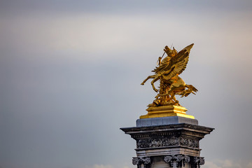 Fototapeta na wymiar Golden sculptures in Paris