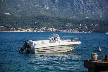 Obraz premium boat tide up to the coast