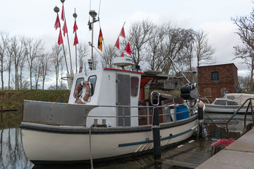  Fischkutter ankert im Hafen
