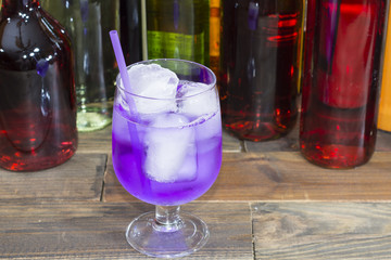 Un coctel de color lila con hielo