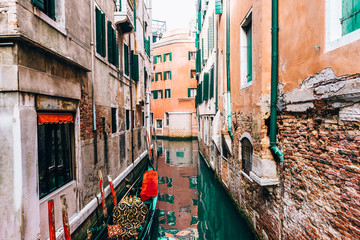 Fototapeta na wymiar narrow canals of Venice Italy